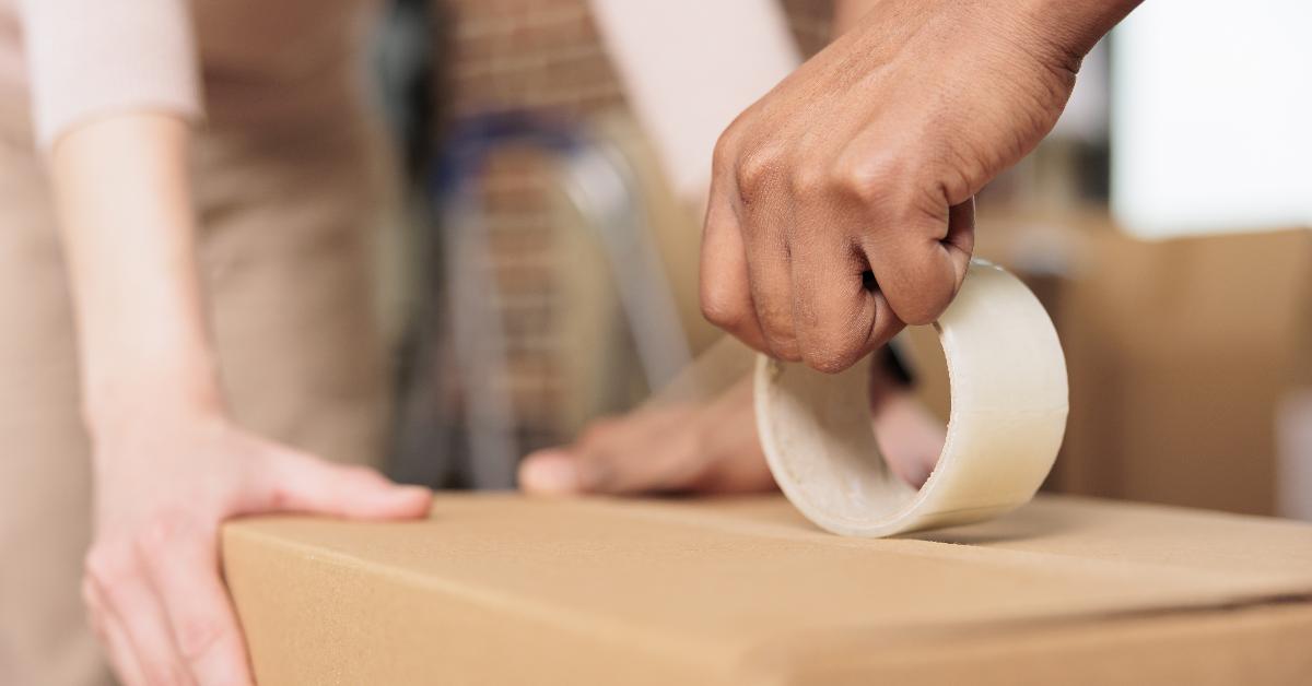Banda adezivă – un detaliu mic, dar esențial în ambalare